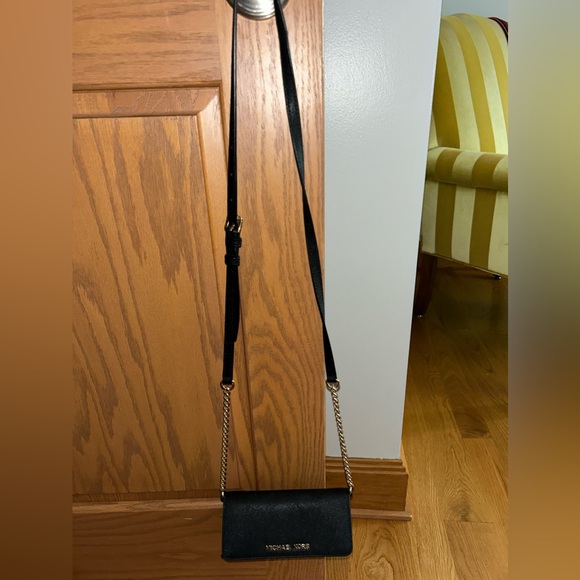 Michael Kors purse with adjustable strap. Like new - Picture 4 of 4